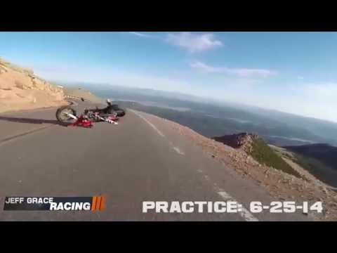 VIDEO: Moto cae del cielo en Pikes Peak y ocasiona accidente
