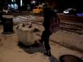 videos de Alice semi-attacks a snow-covered bush