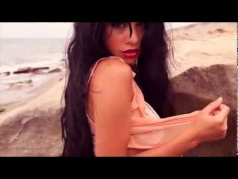 chicas caliente en la playa - Chica en la playa sexy, muy caliente, empieza a posar frente a la camara y finaliza mostrando su cuerpo perfecto. Chica sexy que quiere enseñar su cuerpo a t...