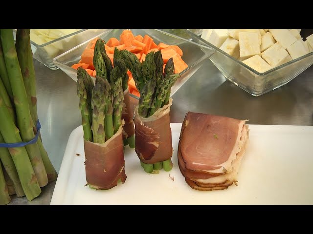 Gebratener grüner Spargel im Schwarzwälder Schinkenmantel Gebratener grüner Spargel im Schwarzwälder Schinkenmantel