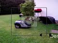 Automatischer Rasenmäher sucht die Garage