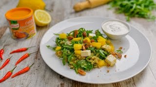 Deite a água num tacho, junte a quinoa previamente lavada, as sultanas e o Caldo Knorr Granulado Galinha. Mexa, tape e ferva suavemente durante cerca de 15 minutos ou até a quinoa ter absorvido todo o líquido.