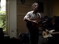 Spinvis speelt In de staat van narcose live in de huiskamer