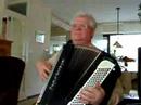 Antoine op de accordeon.Gezellige muziek voor kleinschalige feestjes en partijen.Speelt praktisch alle muziekstukken en heeft zeer groot repertoir.Hij komt bij u spelen voor een aantrekkelijk tarief!