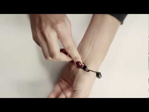 armbånd - På denne lille video kan du se hvordan du ved hjælp af låsestenen kan tage dit armbånd af og på, samt tilpasse størrelsen til dit håndled. Alle vores armbånd...