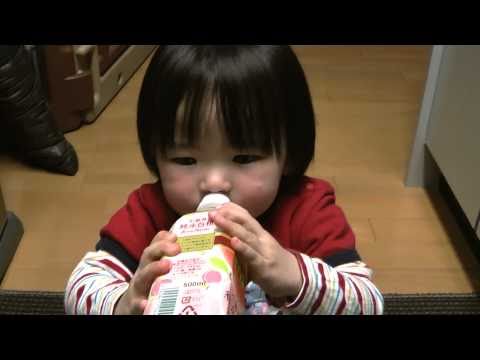 Rino - 2011年4月6日/1歳10ヶ月 Rino drinks favorite juice. However, she reverses a plastic bottle suddenly and spills it. When a mom is angry, she faking crying. Because s...