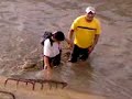 aki la gente de piura mojandose