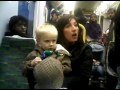另外一段 Emma West 的。 http://www.youtube.com/watch?v=pONVYjAd1wc  这女的12月6日听证会后被还押待审了，她的律师要求取保候审，法官以保障人生安全为由拒绝了。