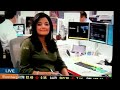 Periodista es sorprendida con la falda levantada durante una trasmisión en vivo.