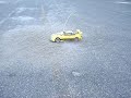 Carrinho RC BMW Salvat andando em estacionamento Carrinho RC BMW Salvat andando em estacionamento