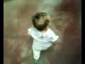 une petite fille dans une labyrinthe