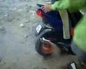Palenie gumy Peugotem Street Fighter