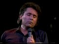 Raphael hace de esta canción compuesta por Jose Luis Perales una pequeña obra de teatro, en el Lope de Vega de Madrid en 1984 ante los Reyes de España...