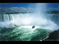 isto

dizem que finjo ou minto
tudo que escrevo. n�o.
eu simplesmente sinto
com a imagina��o.
n�o uso o cora��o.

tudo o que sonho ou passo,
o que me falha ou finda,
� como que um terra�o
sobre outra coisa ainda.
essa coisa � que � linda.

por isso escrevo em meio 
do que n�o est� de p�,
livre do meu enleio,
s�rio do que n�o �.
sentir? sinta quem l�! 

                  fernando pessoa
