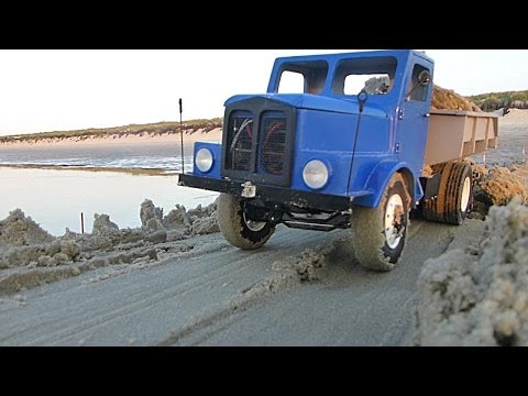 TobiasBraeker - http://tobias-braeker.de Der DDR LKW IFA S4000 und der Radlader O&K L25 bauen einen Staudamm. The RC Dumper IFA S4000 and the wheel loader O&K L25 are bu...