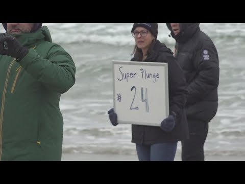 Quindici nuotatori coraggiosi prendono 24 tuffo polari in 24 ore per le Olimpiadi speciali del Maine | Centro di notizie Maine Quindici nuotatori coraggiosi prendono 24 tuffo polari in 24 ore per le Olimpiadi speciali del Maine | Centro di notizie Maine