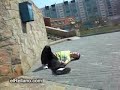 Practicante de parkour se va de cara contra buzón