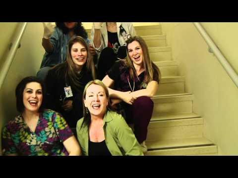 lipdub - Cette vidéo est une production bénévole des stagiaires, étudiants et résidents en guise de remerciements à l'ensemble du personnel de l'Hôpital Montfort pour...