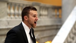 Panna młoda podeszła do przyszłego męża w dzień ich ślubu! Zobacz co się stało gdy się odwrócił!