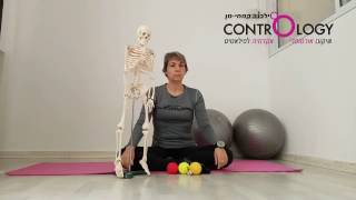 עיסוי עצמי של אזור השכמה לשחרור מתח מאזור הצוואר והקלה על כאבים