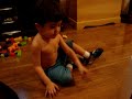 C�sar e J�lia brincando com seus presentes