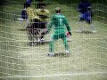 Drogba met dans le vent la défense en s'aidant du poteau !