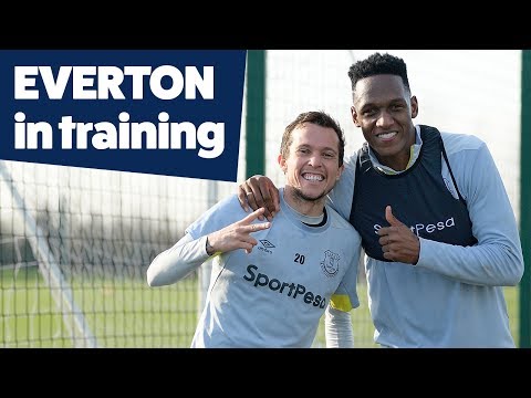 Video: STUNNING PICKFORD SAVE + DIGNE FREESTYLE! | EVERTON IN TRAINING