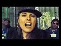 france hip hop
titel: trop despee 
album: ma p'tite histoire 
jahr: 2006 

text:
c'est l'retour de l asiat' tu saisis ap'
tu m'verras pas � l arri�re de ta cadillac
si tu m'accostes toi, tu finiras dans l'coffre
h� mec �teinds ton poste si t es cardiaque
j'fonce pendant qu'tu fais d'l'autostop
une grande dame qui matte le rap au microscope
et comme d'hab, c'est moi qui tient l'volant
insolente, �tonnante c'est violent come back
mythonne pas, j'te sens vex�
le constat c'est tout c'sang vers�
tu l'sais, pour l'heure, j'viens empi�ter les crooners
�a groove ma soeur, j'fais p�ter les boomers
j'me suis p't�te pas engraisser la premi�re
mais j'prendrais l'argent du beurre quand tu baiseras la cr�mi�re
immatricule pa, issue du 95
les meufs trinquent quand la reine p�ra

refrain
c'est la princess qui revient
t'es venu pour me teste mais j'crois pas que t'encaisses
du 95 au 20-1
dans ton poste, ta t�ce, le son dans ta caisse
c'est la princess qui revient
t es venu pour me teste mais j'crois pas que t'encaisses
avec moi y a pas moyen
j'suis pas d'celles qu'on dresse tiens ta chienne en laisse

mets les warnings si tu m'vois dans ton retro
y aura pas d'zoum zoum zeng dans ton merco
mon coco c'est la zik pas la cc
d'mande � ko qui speed sur mpc pas d'ex equo
dans la course j y vais plein pot
j'm'arrache avec la bourse, esquive la douane et les imp�ts
manque de pot, j'suis qu'une erreur de casting
j'ai qu un style celui qui va au casse pipe
dis moi c'est quoi les bails, les caves braillent
ils veulent grailler grave quite a faire des drive by
et les kailles bavent � la moindre rate qui passe
trop vite en rade, on s'demande qui est la p'tite tass'
n'essaie meme pas d'te mettre ? ma place 
avant qu on r'trouve ta vieille carcasse � la casse
immatricule pa, issue du 95
les reufs trinquent quand la reine p�ra

refrain

trop d'style, cherche pas moi j'suis trop despee
c'est l'd�but et d�j� tu transpires
tu peux pas suivre, respire,
j'suis trop despee
j'ai trop d'styles, cherche pas moi j'suis trop despee
c'est l'd�but et d�j� tu transpires
tu peux pas suivre arr�te respire
j'suis trop despee