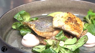 Gebratenes Forellenfilet mit gelben, marinierten Linsen, Balsamico Espuma, Feldsalat und Feldsalat-Eis Gebratenes Forellenfilet mit gelben, marinierten Linsen, Balsamico Espuma, Feldsalat und Feldsalat-Eis