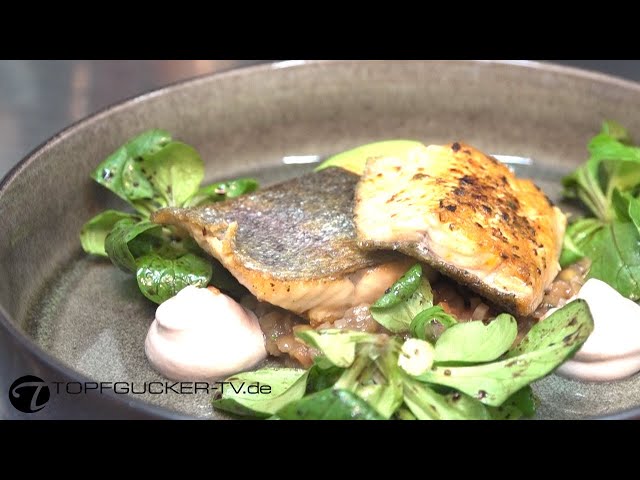 Gebratenes Forellenfilet mit gelben, marinierten Linsen, Balsamico Espuma, Feldsalat und Feldsalat-Eis
