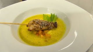 Kalte Mango Gazpacho Suppe mit Hähnchenspieß in Sesam | Rezeptempfehlung Topfgucker-TV Kalte Mango Gazpacho Suppe mit Hähnchenspieß in Sesam | Rezeptempfehlung Topfgucker-TV