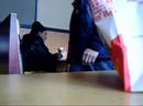 Senhor falando sozinho no McDonnalds