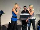 Sanne en Roos - His eye is on the sparrow