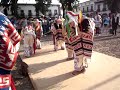 Un viejito qui ne s'est pas avéré tellement viejito, mais que de toute façon on tombe. Dimanche dans la place du beau Pátzcuaro, Michoacán. Le MEXIQUE. Les purépechas danzantes dansent des timbres de de ce qui est iniciios de la colonie espagnole. Un viejito que no resultó tan viejito, pero que de todos modos se cae. Un domingo en la plaza del bello Pátzcuaro, Michoacán. MEXICO. Los danzantes purépechas bailan estámpas de los iniciios de la colonia española.