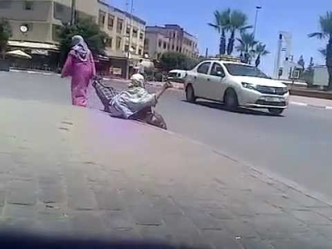 طاكسيات الخميسات يتجاهلون عجوزة في مظهر غير انساني
