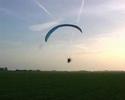 Duo paramotor vliegen in Friesland Nederland. Duo paramotor vliegen in Friesland Nederland.
