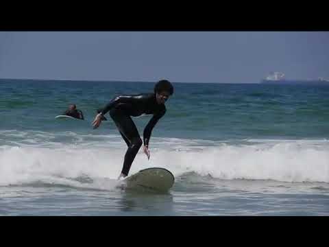 Video: Jarrett Allen learns to surf