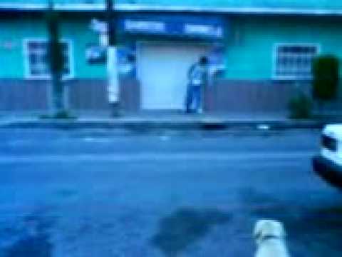 dos idiotas el una calle