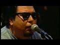 Bekijk muziek clip van Los Lobos met Estoy Sentado Aqui
