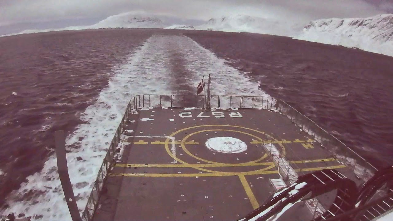 Video fra Søværnets skib Lauge Koch viser, hvordan meteoritten lyste himlen op.