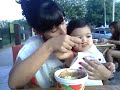 Lucia  en la heladeria con tios!!