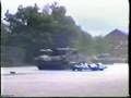 Deutscher Leopard 2 Panzer fährt Auto platt