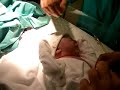 Es preciso vestir al bebé cuanto antes para que mantenga el calor corporal de la madre ya que toda su vida ha estado a 37 grados.It must dress your baby as soon as possible to maintain the body heat of the mother for his entire life has been at 37 degrees.