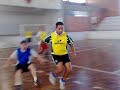 futebol de salão mestre jogando uma bolinha
