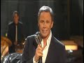peter kraus - total k.o. & manchmal 2007 

1. total k.o. (deutsche fassung von 'all shook up' von elvis presley 1957)
wenn ich bedenk, da� ich dich heute abend seh'
wird mir kalt und hei�, und zwar vom kopf bis zeh.
ich denk zur�ck an die letzte nacht
und f�hl' mich so, total k.o. oho oje he he.

es war das hei�este, was man erleben kann,
vor dir ging keine frau so m�chtig an mich ran.
wenn ich mir vorstell', heute nacht wird's wieder so
f�hl' ich mich jetzt schon k.o. oho oho oje he he.

oh baby, du bist viel zu stark f�r mich,
ich mu� gesteh'n, in deiner n�he f�rchte da f�rchte ich mich.
ein braves girl w�re gut f�r mich,
aber leider leider leider will ich nur dich.

oh ich komm zu dir und ich zeig dir auch
was ich �berhaupt nicht brauch' ist ein herzinfarkt.
zum kuscheln allein sag' ich entschieden 'no',
f�r dich z�hlt nur total k.o.
oho oho oje je total k.o.

oho oho oje je je je.

oh baby warte doch, was mach ich blo�,
nie im leben komm ich wieder von dir los
es gibt nur eins, ja dann w�re ich blind
ich komm zu dir, bring meine freunde mit.

oh wenn ich nur denk, da� ich ich heut wieder seh'
wird mir kalt und hei�, und zwar vom kopf bis zeh.
es mu� so sein, ja ich will es so
ich bin total, total k.o.
oho oho oje je je
oho oho oje je total k.o.

2. manchmal ( deutsche fassung von 'rhythm of the falling rain' von the cascades 1963) 
manchmal dreht die welt sich f�r dich viel zu schnell,
manchmal glaubst du, sie bleibt pl�tzlich steh'n,
manchmal hast du angst, sie k�nnte untergeh'n
und manchmal willst du sie nicht seh'n.

manchmal freust du dich und f�hlst das gl�ck ganz nah',
manchmal bist du schwach und so allein,
manchmal denkst du, das war alles schon mal da
und manchmal fragst du, kann das sein.

w�r' das leben leicht und nicht so schwer,
dann w�r' es nicht so spannend, vielleicht �d und leer,
was besser gewesen w�re, das wei� man erst hinterher.

manchmal sehnst du dich nach etwas z�rtlichkeit,
manchmal willst du keinen menschen seh'n,
manchmal du traurig, tust dir selbst schon leid
und manchmal kannst du nichts versteh'n.

w�r' das leben leicht und nicht so schwer,
dann g�be es auch beim k�mpfen keine sieger mehr,
das gl�ck mu�t du suchen, denn es l�uft dir nicht hinterher.

manchmal bist du stark und sagst, jetzt geh' ich's an,
manchmal f�hlst du dich nur noch gehetzt,
manchmal hast du angst was noch passieren kann
und manchmal denkst du, was kommt jetzt.

w�rde alles leichter geh'n,
w�rden wir nie unsere grenzen seh'n,
w�r das leben nur noch halb so sch�n.