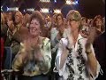 peter kraus - total k.o. & manchmal 2007 

1. total k.o. (deutsche fassung von 'all shook up' von elvis presley 1957)
wenn ich bedenk, da� ich dich heute abend seh'
wird mir kalt und hei�, und zwar vom kopf bis zeh.
ich denk zur�ck an die letzte nacht
und f�hl' mich so, total k.o. oho oje he he.

es war das hei�este, was man erleben kann,
vor dir ging keine frau so m�chtig an mich ran.
wenn ich mir vorstell', heute nacht wird's wieder so
f�hl' ich mich jetzt schon k.o. oho oho oje he he.

oh baby, du bist viel zu stark f�r mich,
ich mu� gesteh'n, in deiner n�he f�rchte da f�rchte ich mich.
ein braves girl w�re gut f�r mich,
aber leider leider leider will ich nur dich.

oh ich komm zu dir und ich zeig dir auch
was ich �berhaupt nicht brauch' ist ein herzinfarkt.
zum kuscheln allein sag' ich entschieden 'no',
f�r dich z�hlt nur total k.o.
oho oho oje je total k.o.

oho oho oje je je je.

oh baby warte doch, was mach ich blo�,
nie im leben komm ich wieder von dir los
es gibt nur eins, ja dann w�re ich blind
ich komm zu dir, bring meine freunde mit.

oh wenn ich nur denk, da� ich ich heut wieder seh'
wird mir kalt und hei�, und zwar vom kopf bis zeh.
es mu� so sein, ja ich will es so
ich bin total, total k.o.
oho oho oje je je
oho oho oje je total k.o.

2. manchmal ( deutsche fassung von 'rhythm of the falling rain' von the cascades 1963) 
manchmal dreht die welt sich f�r dich viel zu schnell,
manchmal glaubst du, sie bleibt pl�tzlich steh'n,
manchmal hast du angst, sie k�nnte untergeh'n
und manchmal willst du sie nicht seh'n.

manchmal freust du dich und f�hlst das gl�ck ganz nah',
manchmal bist du schwach und so allein,
manchmal denkst du, das war alles schon mal da
und manchmal fragst du, kann das sein.

w�r' das leben leicht und nicht so schwer,
dann w�r' es nicht so spannend, vielleicht �d und leer,
was besser gewesen w�re, das wei� man erst hinterher.

manchmal sehnst du dich nach etwas z�rtlichkeit,
manchmal willst du keinen menschen seh'n,
manchmal du traurig, tust dir selbst schon leid
und manchmal kannst du nichts versteh'n.

w�r' das leben leicht und nicht so schwer,
dann g�be es auch beim k�mpfen keine sieger mehr,
das gl�ck mu�t du suchen, denn es l�uft dir nicht hinterher.

manchmal bist du stark und sagst, jetzt geh' ich's an,
manchmal f�hlst du dich nur noch gehetzt,
manchmal hast du angst was noch passieren kann
und manchmal denkst du, was kommt jetzt.

w�rde alles leichter geh'n,
w�rden wir nie unsere grenzen seh'n,
w�r das leben nur noch halb so sch�n.