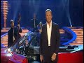 peter kraus - total k.o. & manchmal 2007 

1. total k.o. (deutsche fassung von 'all shook up' von elvis presley 1957)
wenn ich bedenk, da� ich dich heute abend seh'
wird mir kalt und hei�, und zwar vom kopf bis zeh.
ich denk zur�ck an die letzte nacht
und f�hl' mich so, total k.o. oho oje he he.

es war das hei�este, was man erleben kann,
vor dir ging keine frau so m�chtig an mich ran.
wenn ich mir vorstell', heute nacht wird's wieder so
f�hl' ich mich jetzt schon k.o. oho oho oje he he.

oh baby, du bist viel zu stark f�r mich,
ich mu� gesteh'n, in deiner n�he f�rchte da f�rchte ich mich.
ein braves girl w�re gut f�r mich,
aber leider leider leider will ich nur dich.

oh ich komm zu dir und ich zeig dir auch
was ich �berhaupt nicht brauch' ist ein herzinfarkt.
zum kuscheln allein sag' ich entschieden 'no',
f�r dich z�hlt nur total k.o.
oho oho oje je total k.o.

oho oho oje je je je.

oh baby warte doch, was mach ich blo�,
nie im leben komm ich wieder von dir los
es gibt nur eins, ja dann w�re ich blind
ich komm zu dir, bring meine freunde mit.

oh wenn ich nur denk, da� ich ich heut wieder seh'
wird mir kalt und hei�, und zwar vom kopf bis zeh.
es mu� so sein, ja ich will es so
ich bin total, total k.o.
oho oho oje je je
oho oho oje je total k.o.

2. manchmal ( deutsche fassung von 'rhythm of the falling rain' von the cascades 1963) 
manchmal dreht die welt sich f�r dich viel zu schnell,
manchmal glaubst du, sie bleibt pl�tzlich steh'n,
manchmal hast du angst, sie k�nnte untergeh'n
und manchmal willst du sie nicht seh'n.

manchmal freust du dich und f�hlst das gl�ck ganz nah',
manchmal bist du schwach und so allein,
manchmal denkst du, das war alles schon mal da
und manchmal fragst du, kann das sein.

w�r' das leben leicht und nicht so schwer,
dann w�r' es nicht so spannend, vielleicht �d und leer,
was besser gewesen w�re, das wei� man erst hinterher.

manchmal sehnst du dich nach etwas z�rtlichkeit,
manchmal willst du keinen menschen seh'n,
manchmal du traurig, tust dir selbst schon leid
und manchmal kannst du nichts versteh'n.

w�r' das leben leicht und nicht so schwer,
dann g�be es auch beim k�mpfen keine sieger mehr,
das gl�ck mu�t du suchen, denn es l�uft dir nicht hinterher.

manchmal bist du stark und sagst, jetzt geh' ich's an,
manchmal f�hlst du dich nur noch gehetzt,
manchmal hast du angst was noch passieren kann
und manchmal denkst du, was kommt jetzt.

w�rde alles leichter geh'n,
w�rden wir nie unsere grenzen seh'n,
w�r das leben nur noch halb so sch�n.