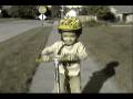 videos de Two year old shreads a scooter