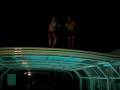 Springt von der Paradiso Poolüberdachung ins Wasser Springt von der Paradiso Poolüberdachung ins Wasser