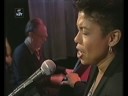 Cherry Wijdenbosch zingt Mijn vlakke land in 'Haenen voor 11' in 1999.